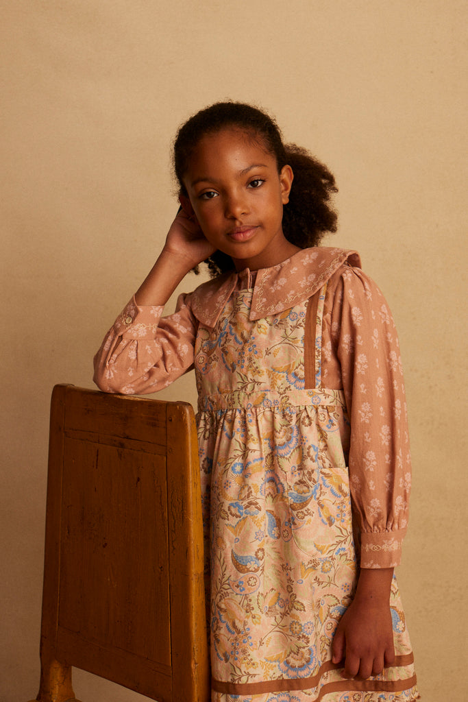 Robe pinafore Gerdy woodland floral cream Apolina - Retrouvez toutes les nouveautés Apolina sur www.amaetc.com, concept store eco friendly pour enfants