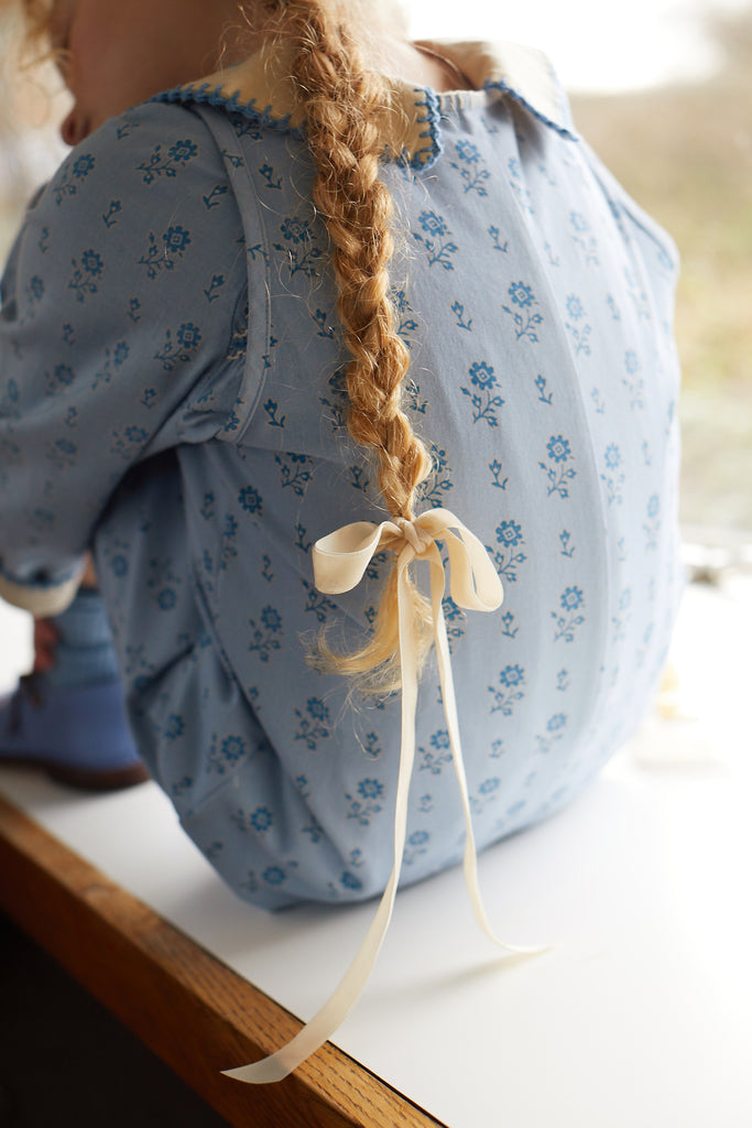 Blouse Hazel folk floral blue mist Apolina - Retrouvez toutes les nouveautés Apolina sur www.amaetc.com, concept store eco friendly pour enfants