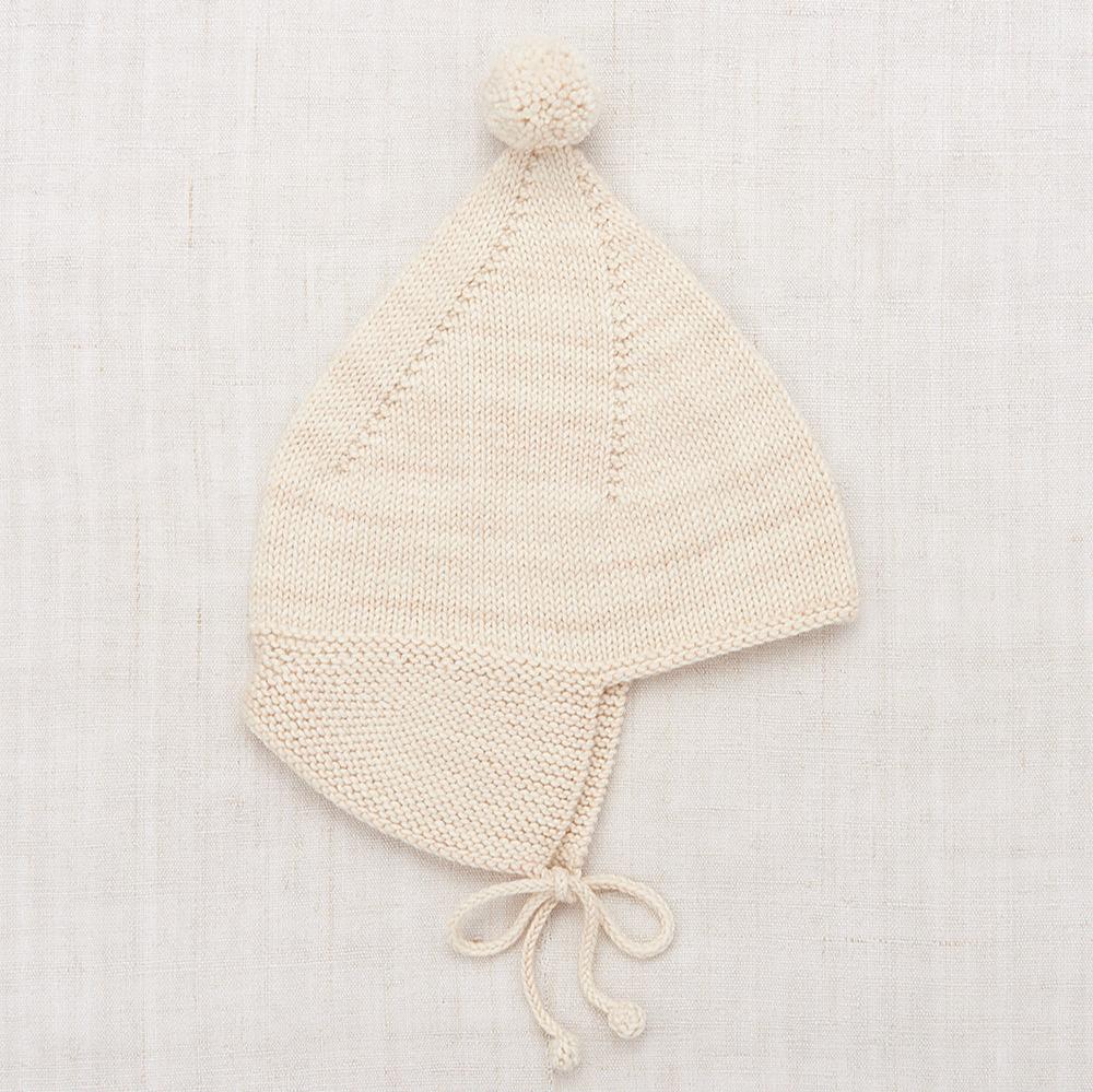 Bonnet Pointy Peak string en laine mérinos - Sélection Misha & Puff à retrouver sur www.amaetc.com, concept store eco friendly pour enfants