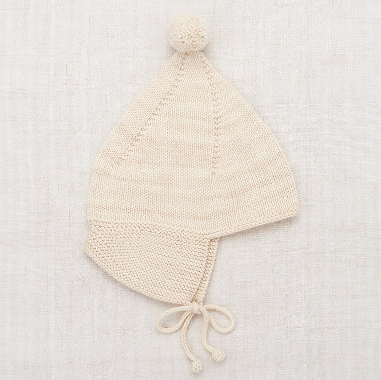 Bonnet Pointy Peak string en laine mérinos - Sélection Misha & Puff à retrouver sur www.amaetc.com, concept store eco friendly pour enfants