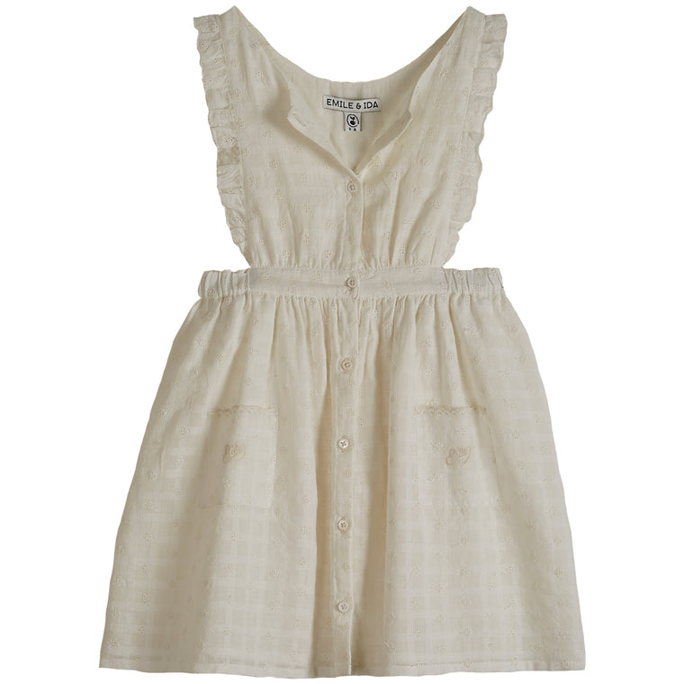 Robe tablier broderie anglaise écru - Sélection Emile et Ida à retrouver sur amaetc.com, concept store eco friendly pour enfants